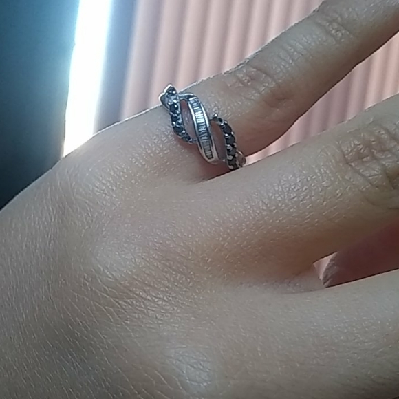 10k white gold ring with black and white Stones